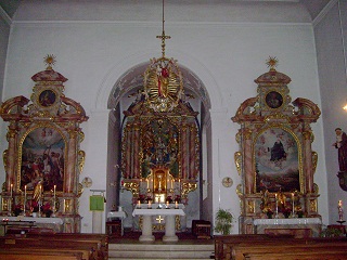 Foto vom Altarraum in Mariä Himmelfahrt in Möckenlohe