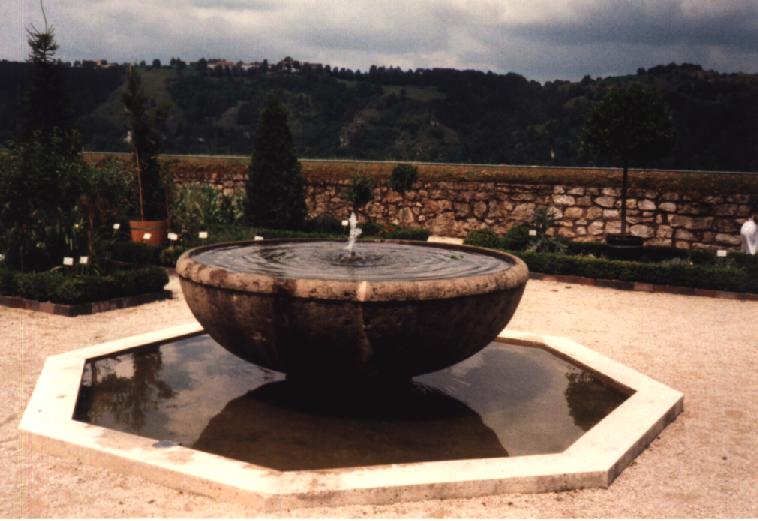 Foto vom Brunnen im Schlossgarten der Willibaldsburg in Eichstätt