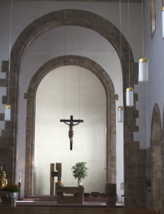 Foto vom Altarraum in St. Albertus Magnus in Oberesslingen