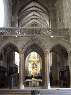 Foto von Lettner und Altar der Stadtkirche St. Dionys in Esslingen