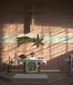 Foto vom Altarraum der Dietrich-Bonhöffer-Kirche in Germering