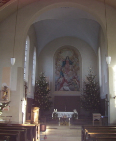 Foto vom Altarraum in Maria Himmelfahrt in Puchheim