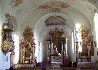 Foto vom Altarraum in St. Sixtus in Moorenweis