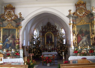 Foto vom Altarraum in St. Jakob in Germering