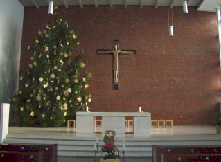 Foto vom Altarraum in St. Johannes Bosco in Germering-Unterpfaffenhofen
