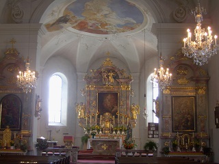 Foto vom Altarraum in St. Primus und Felizian in Fieberbrunn