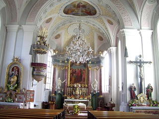 Foto vom Altarraum in St. Peter und Paul in Kössen