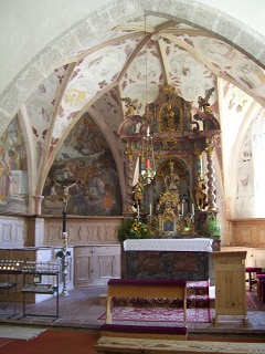 Foto vom Altarraum in St. Adolaria in St. Ulrich