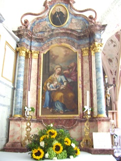 Foto vom linken Seitenaltar in St. Adolaria in St. Ulrich