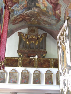Foto der Orgelempore in St. Ulrich