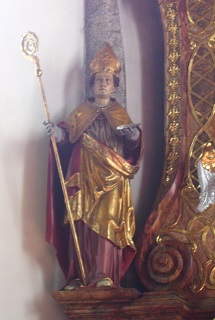 Foto der Ulrichsfigur am Altar in St. Ulrich