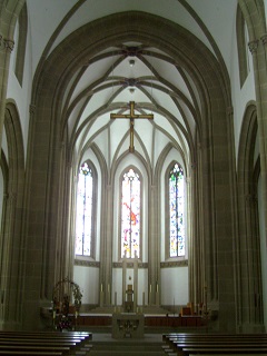 Foto vom Altarraum der herz-Jesu-Kirche in Bad Kissingen