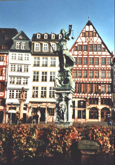 Foto vom Gerechtigkeitsbrunnen in Frankfurt