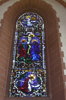 Foto vom Kreuzigungsfenster in der Alten Nikolaikirche in Frankfurt