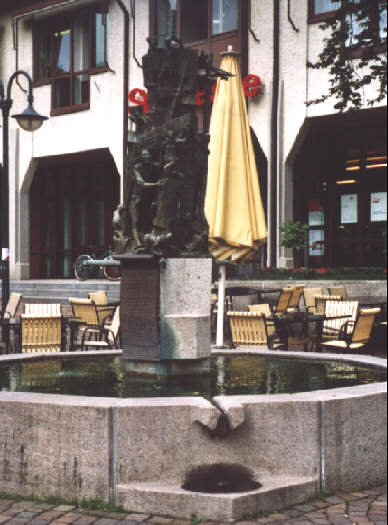 Foto vom Narrenbrunnen in Todtnau