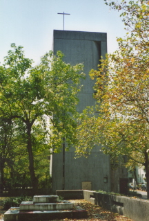 Foto vom freistehenden Turm von St. Elisabeth in Freiburg