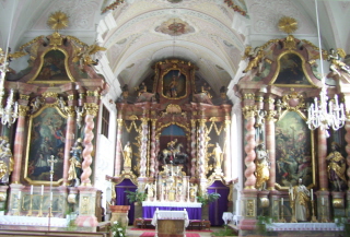 Foto vom Altarraum in St. Georg in Eitting