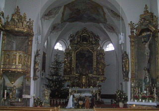Foto vom Altarraum in St. Johannes Evangelist in Hohenkammer