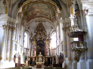 Foto von Altar und Kanzel in St. Peter und Paul in Freising