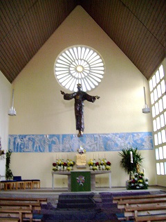 Foto vom Altarraum in St. Georg in Großweil