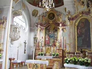 Foto vom Altarraum in St. Sebastian in Krün