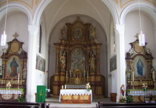 Foto vom Altarraum in Maria Geburt in Buttlar