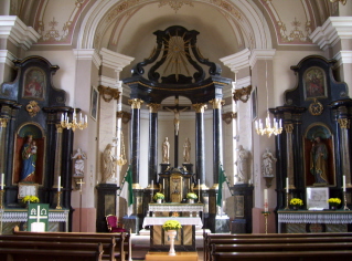 Foto vom Altarraum in Maria Schnee in Schleid