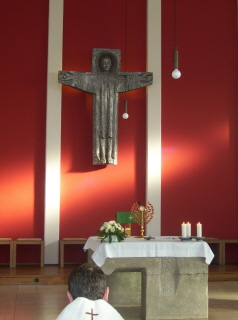 Foto vom Altarraum in St. Altfried in Gifhorn