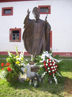 Foto vom Woytila-Denkmal vor der Klosterkirche St. Marienthal in Ostritz