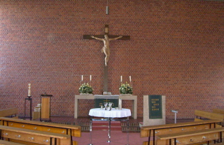 Foto vom Altarraum der Christuskirche in Burgau
