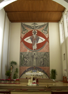 Foto vom Altarraum in St. Paulus in Leipheim