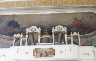 Foto von Orgel mit Fresko in Mariä Himmelfahrt in Burgau
