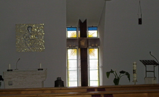 Foto vom Altarraum im neuen Teil von St. Ursula in Schnuttenbach