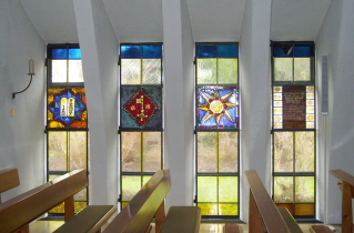 Foto der Seitenfenster im neuen Teil von St. Ursula in Schnuttenbach