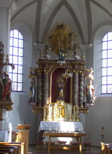 Foto vom Altar in St. Ulrich in Grasbrunn