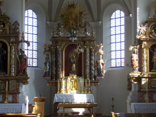 Foto vom Altarraum in St. Ulrich in Grasbrunn