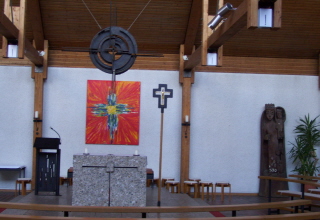 Foto vom Altarraum in St. Bonifatius in Haar