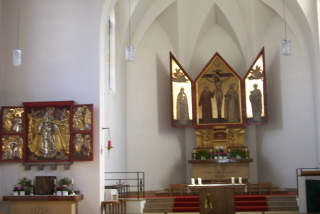 Foto vom Altarraum in St. Konrad in Haar