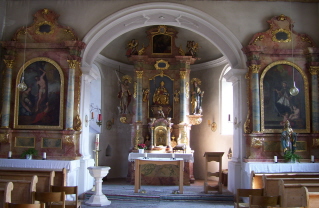 Foto vom Altarraum in St. Nikolaus in Haar