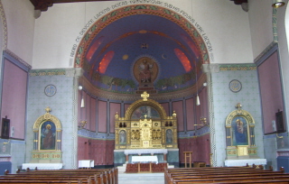 Foto vom Altarraum in St. Raphael in Haar