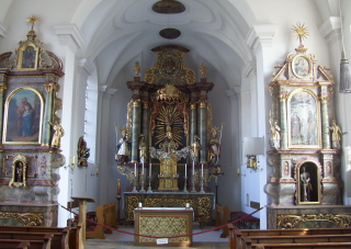 Foto vom Altarraum in St. Stephan in Putzbrunn