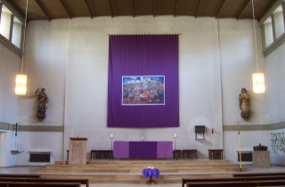Foto vom Altarraum in St. Magdalena in Hohenbrunn-Riemering