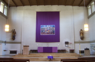 Foto vom Altarraum in St. Magdalena in Hohenbrunn-Riemering