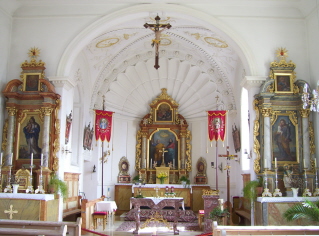 Foto vom Altarraum in St. Peter in Berghof