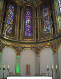 Foto vom Altarraum im Mariendom in Hamburg