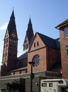 Foto vom Mariendom in Hamburg seitlich