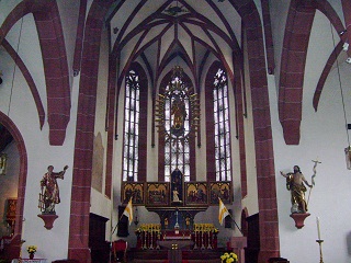 Foto vom Altarraum in St. Johannes der Täufer in Hammelburg