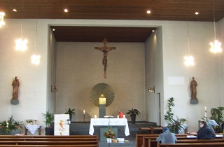 Foto vom Altarraum in St. Josef in Ziegenhain