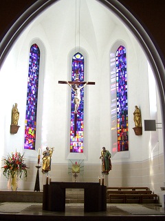 Foto vom Altarraum in St. Peter und Paul in Bissingen