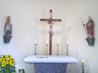 Foto vom Altarraum in St. Nikolaus in Hausen